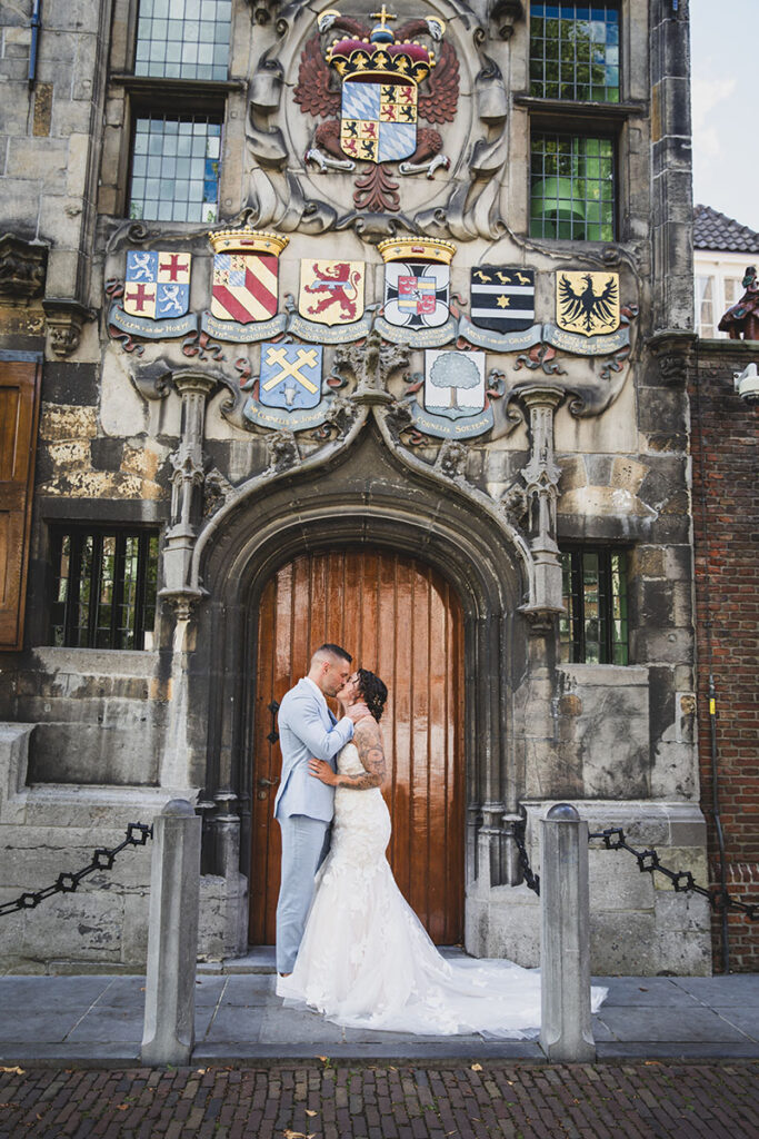 Trouwen in de oude binnenstad van Delft. Foto gemaakt door trouwfotograaf Femke van den Nouweland.