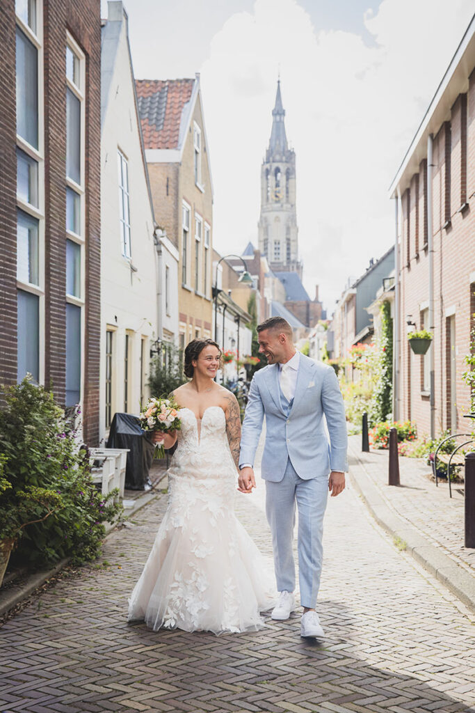 Trouwen in de oude binnenstad van Delft. Foto gemaakt door trouwfotograaf Femke van den Nouweland.