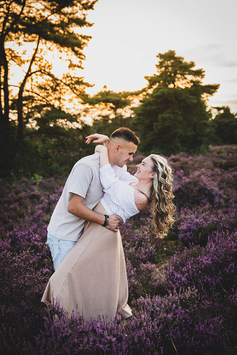 Fotoshoot bij de Soesterduinen met een paarse heide.